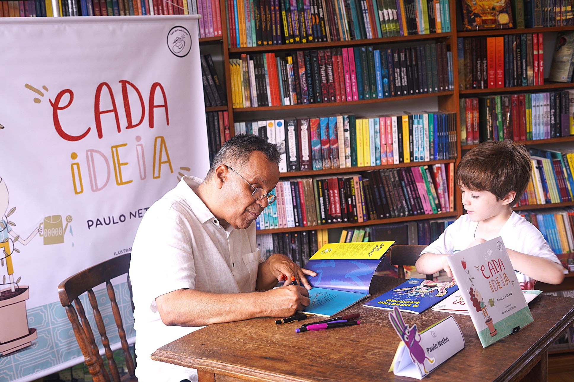 A livraria “Casa de Livros” ficou lotada com amigos e leitores do escritor Paulo Netho que compareceram para o lançamento do seu 22º livro infantil “Cada Ideia”.