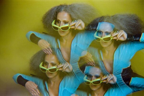 Iara Rennó celebra 10 anos dos icônicos álbuns-gêmeos ARCO & FLECHA com o show no SESC Belenzinho