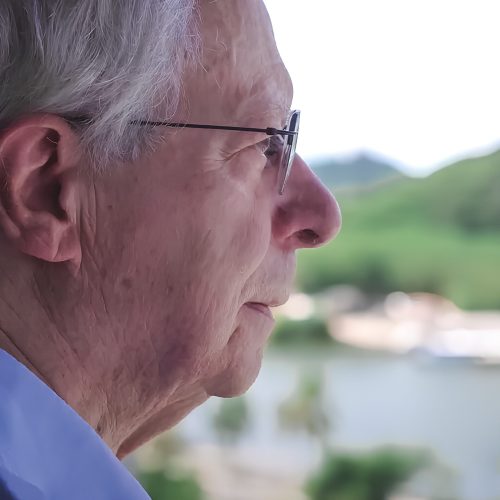 Frei Betto Escritor, teólogo e ativista brasileiro, Frei Betto desempenha papel significativo na política e na sociedade do país. Na sua trajetória, muitas vezes desafiadora das estruturas de poder opressivas, como foi na ditadura militar brasileira, entre 1964 e 1985, são marcantes a conexão com comunidades populares e movimentos sociais, além da interlocução entre a Igreja Católica e o Estado.