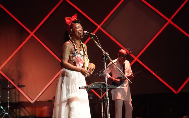 Festival Latinidades traz La Dame Blanche, cantora cubana, para São Paulo