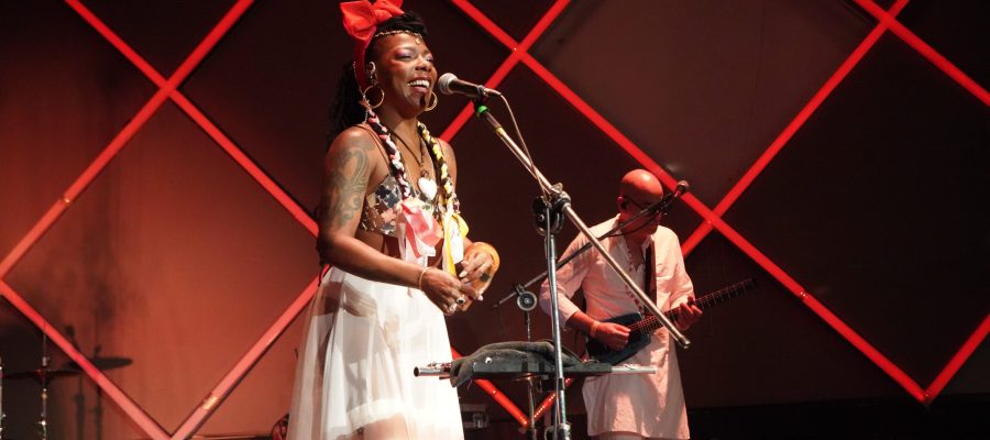 Festival Latinidades traz La Dame Blanche, cantora cubana, para São Paulo