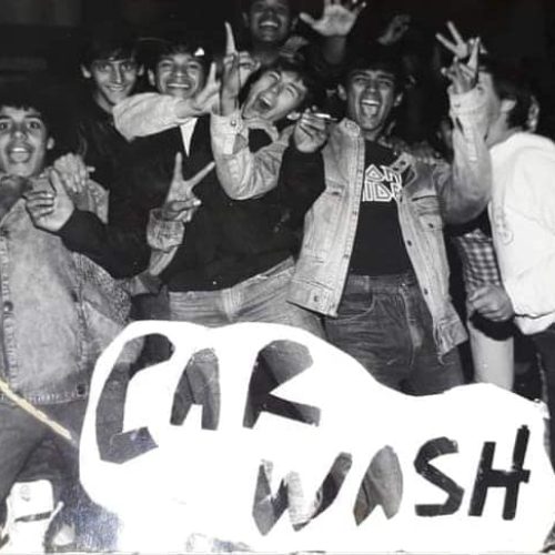 “CarWash Revival” reúne roqueiros, dinossauros e afins