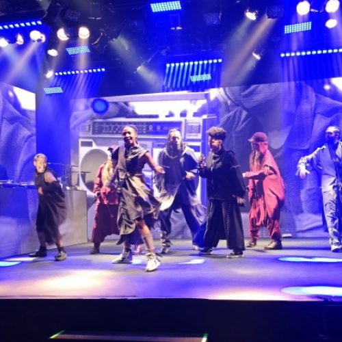 Hip-hop Hamlet transforma Shakespeare em batida urbana no Teatro YouTube