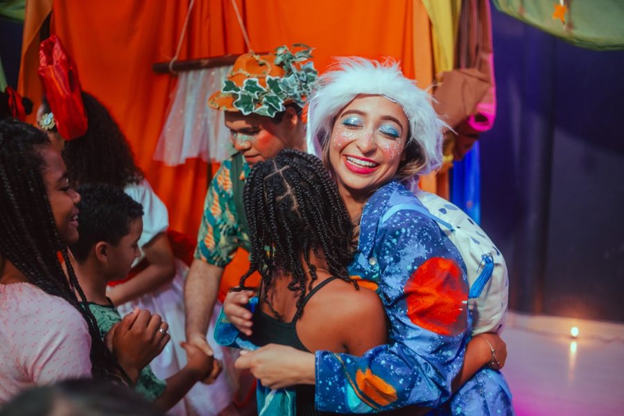 Projeto cultural leva teatro para crianças de escola pública em Brasília