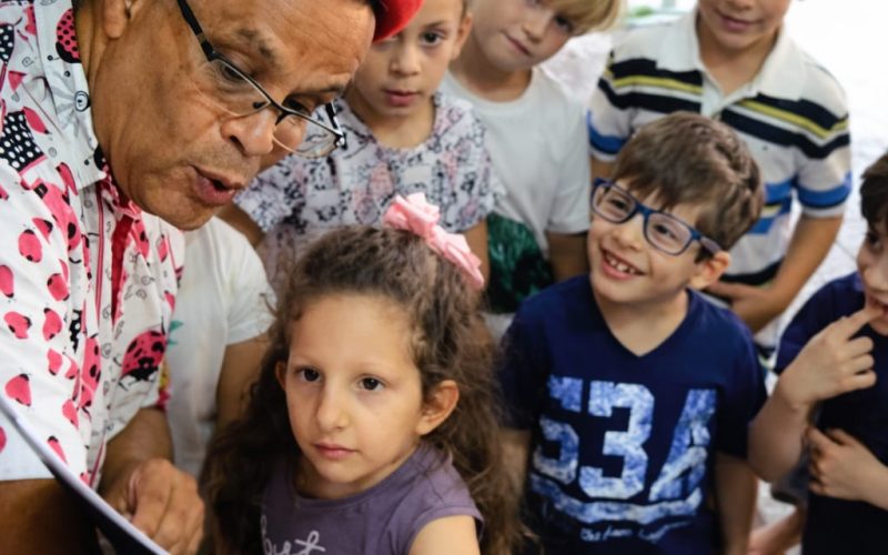 Entre histórias, parlendas e trava-línguas: a agenda viva de Paulo Netho