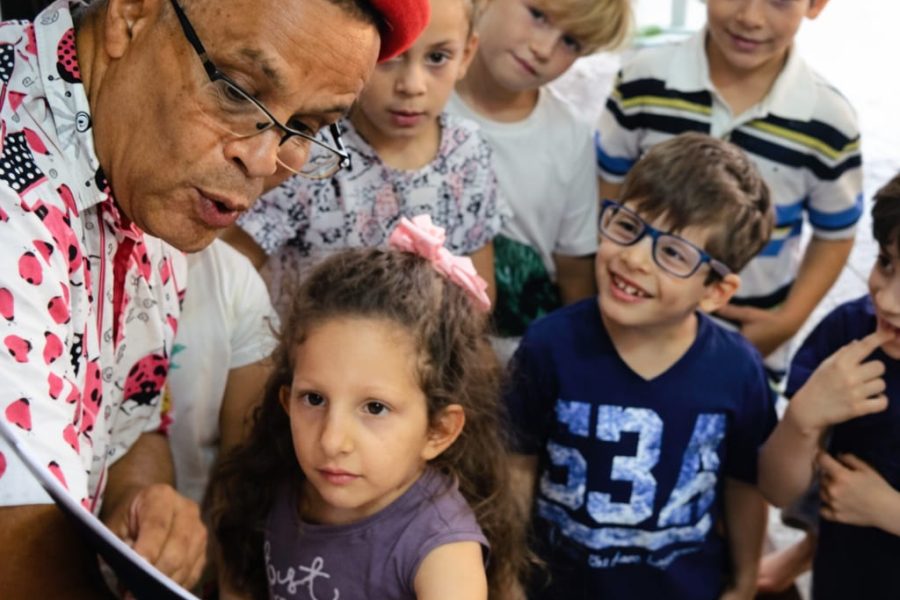 Entre histórias, parlendas e trava-línguas: a agenda viva de Paulo Netho